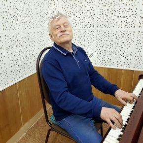 Двойной юбилей Юрия Сысоева - художественного руководителя Пензенского русского народного хора имени О.В.Гришина. Вместе с юбиляром в студии радио Вера Строкина и Александр Дашкин Двойной юбилей Юрия Сысоева - художественного руководителя Пензенского русского народного хора имени О.В.Гришина. Вместе с юбиляром в студии радио Вера Строкина и Александр Дашкин