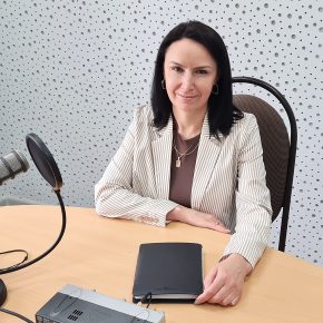 Программу 54-го Лермонтовского праздника представляет директор Лермонтовского государственного музея-заповедника "Тарханы" Юлия Викторовна Печникова. Программу 54-го Лермонтовского праздника представляет директор Лермонтовского государственного музея-заповедника "Тарханы" Юлия Викторовна Печникова.