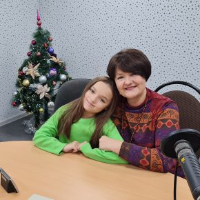 Предновогодняя встреча. В студии радио художественный руководитель вокальной эстрадной студии "Десерт" ДШИ города Заречного Анна Булик и участница 12 телепроекта "Голос дети" Александра Рожкова.