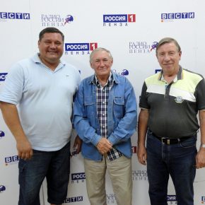 90 лет Вадиму Николаевичу Попову - основателю и руководителю оркестра русских народных инструментов "Пенза". Музыканта вспоминают ветераны Валерий Смоляков, Александр Гомберг и сегодняшний руководитель коллектива Эдуард Пятунин 90 лет Вадиму Николаевичу Попову - основателю и руководителю оркестра русских народных инструментов "Пенза". Музыканта вспоминают ветераны Валерий Смоляков, Александр Гомберг и сегодняшний руководитель коллектива Эдуард Пятунин
