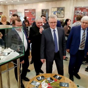 Экскурсию по музею театра проводит заведующий литературно-драматургической частью Пензенского драматического театра Виталий Соколов Экскурсию по музею театра проводит заведующий литературно-драматургической частью Пензенского драматического театра Виталий Соколов