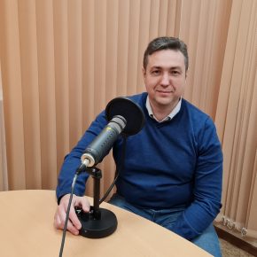 "Зарубежные рок-хиты" - новая программа муниципального эстрадно-духового оркестра. В студии радио художественный руководитель и дирижер Антон Пригарев. "Зарубежные рок-хиты" - новая программа муниципального эстрадно-духового оркестра. В студии радио художественный руководитель и дирижер Антон Пригарев.