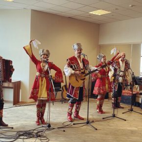 "Золотые хиты" - новая программа ансамбля "Вольница". Беседа с руководителем коллектива Вячеславом Гуляевским "Золотые хиты" - новая программа ансамбля "Вольница". Беседа с руководителем коллектива Вячеславом Гуляевским