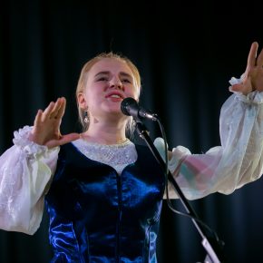 Алина Битюкова,16 лет. ДМШ имени В.Чеха (педагог Людмила Артамонова). О.Гришин, М.Смирнова "Солдатская мать" Алина Битюкова,16 лет. ДМШ имени В.Чеха (педагог Людмила Артамонова). О.Гришин, М.Смирнова "Солдатская мать"