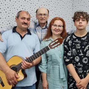 Гости студии музыкальная семья Стаильских - Татьяна, Сергей, Иван.