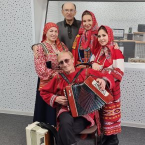 Фольклорный ансамбль "Росиночка" - участник Гала-концерта "Песни Лидии Руслановой. К 125-летию певицы". В студии радио художественный руководитель Нина Шутова, вокалистки Мария Шохина, Анастасия Голованова, концертмейстер Сергей Исаев.