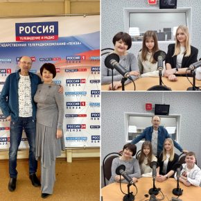 Эстрадной вокальной студии "Десерт" 30 лет! В студии художественный руководитель Анна Булик и вокалисты Ксения Журавлева, Нина Нелюбова и Кирилл Алексеев.