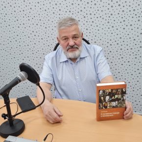 Гость студии наш земляк, доктор филологических наук, профессор Александр Пузырёв.