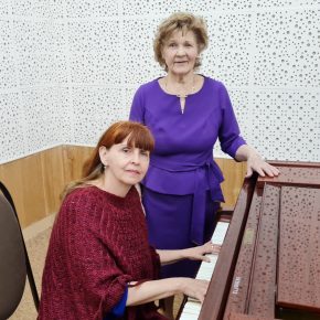 В студии радио Людмила Кузютина (вокал) и Эвелина Карибян-Погосова (фортепиано).